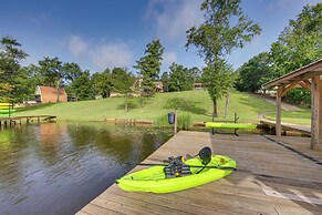 Quiet Lake Gladewater Getaway w/ Dock & Kayaks!