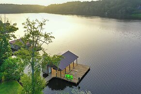 Quiet Lake Gladewater Getaway w/ Dock & Kayaks!