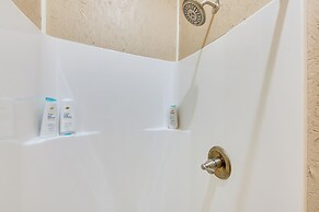 Quiet Lake Gladewater Getaway w/ Dock & Kayaks!