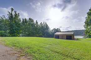 Quiet Lake Gladewater Getaway w/ Dock & Kayaks!