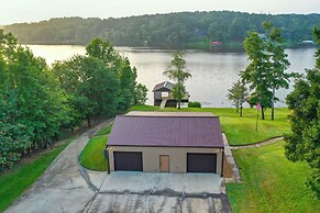 Quiet Lake Gladewater Getaway w/ Dock & Kayaks!