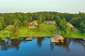 Quiet Lake Gladewater Getaway w/ Dock & Kayaks!