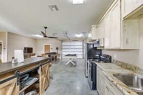 Quiet Lake Gladewater Getaway w/ Dock & Kayaks!