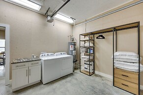 Quiet Lake Gladewater Getaway w/ Dock & Kayaks!