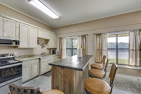 Quiet Lake Gladewater Getaway w/ Dock & Kayaks!