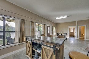 Quiet Lake Gladewater Getaway w/ Dock & Kayaks!