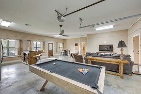 Quiet Lake Gladewater Getaway w/ Dock & Kayaks!