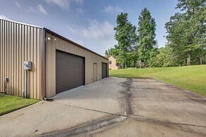 Quiet Lake Gladewater Getaway w/ Dock & Kayaks!