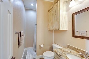 Quiet Lake Gladewater Getaway w/ Dock & Kayaks!