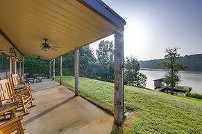 Quiet Lake Gladewater Getaway w/ Dock & Kayaks!