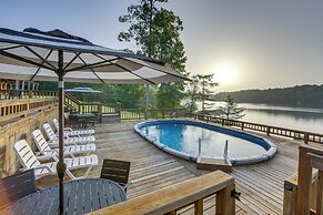 Lakefront Gladewater Retreat w/ Dock + Hot Tub!