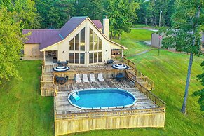 Lakefront Gladewater Retreat w/ Dock + Hot Tub!