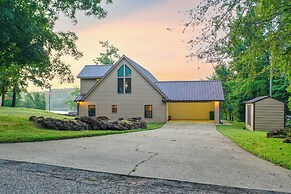 Lakefront Gladewater Retreat w/ Dock + Hot Tub!