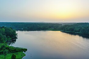 Lakefront Gladewater Retreat w/ Dock + Hot Tub!