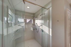 Lakefront Gladewater Retreat w/ Dock + Hot Tub!