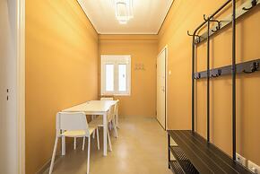 Stylish 2 Bd Urban Retreat Near Panormou