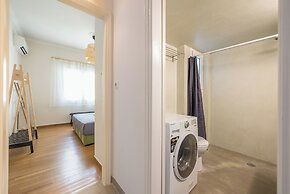 Stylish 2 Bd Urban Retreat Near Panormou