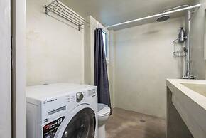 Stylish 2 Bd Urban Retreat Near Panormou