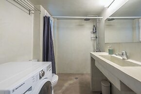 Stylish 2 Bd Urban Retreat Near Panormou