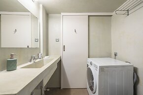 Stylish 2 Bd Urban Retreat Near Panormou