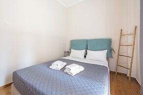 Stylish 2 Bd Urban Retreat Near Panormou