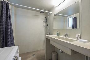 Stylish 2 Bd Urban Retreat Near Panormou