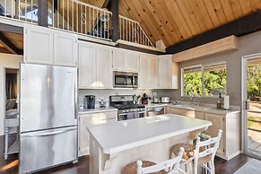 Warm And Cozy Mountain And Lake View Haven 2 Bedroom Cottage by RedAwn