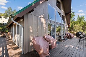 Warm And Cozy Mountain And Lake View Haven 2 Bedroom Cottage by RedAwn