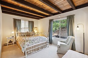 Warm And Cozy Mountain And Lake View Haven 2 Bedroom Cottage by RedAwn