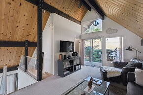 Warm And Cozy Mountain And Lake View Haven 2 Bedroom Cottage by RedAwn