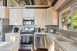Warm And Cozy Mountain And Lake View Haven 2 Bedroom Cottage by RedAwn