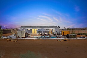 4 BR/Pool/Spa/Pickleball/Near JT Natl Park/Piano /Guitar by RedAwning