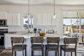 4 BR/Pool/Spa/Pickleball/Near JT Natl Park/Piano /Guitar by RedAwning