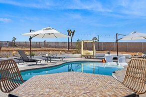 4 BR/Pool/Spa/Pickleball/Near JT Natl Park/Piano /Guitar by RedAwning