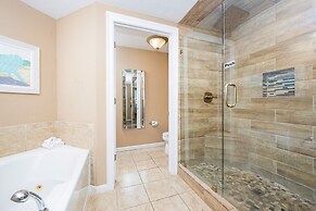 Colonnades 1403 4 Bedroom Condo by RedAwning