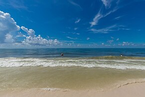 Colonnades 1403 4 Bedroom Condo by RedAwning