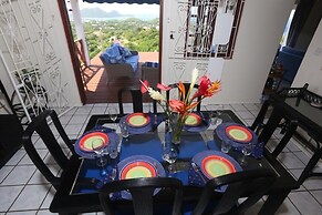 Bella Vista 3 Bedroom Home by RedAwning
