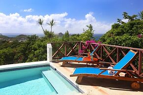 Bella Vista 3 Bedroom Home by RedAwning