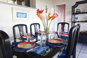 Bella Vista 3 Bedroom Home by RedAwning