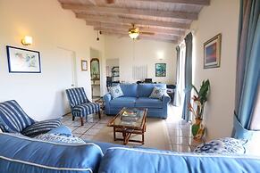 Bella Vista 3 Bedroom Home by RedAwning