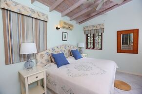 Bella Vista 3 Bedroom Home by RedAwning