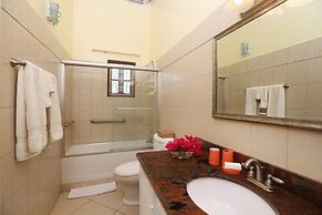 Bella Vista 3 Bedroom Home by RedAwning