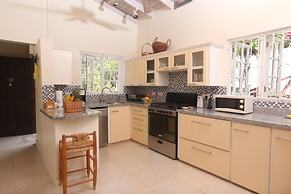 Bella Vista 3 Bedroom Home by RedAwning