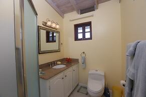 Bella Vista 3 Bedroom Home by RedAwning