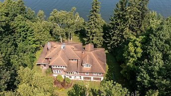 Camp Roosevelt 5 Bedroom Cottage by RedAwning