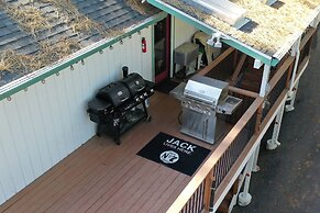 The Valley View: Pine Mountain Lake Cabin 4 Bedroom Home by RedAwning