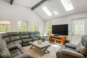 The Valley View: Pine Mountain Lake Cabin 4 Bedroom Home by RedAwning