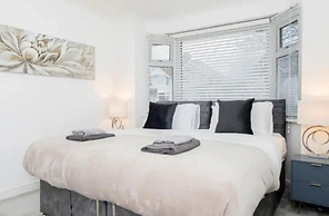 Private Gated Modern Home in Southampton - Estwood