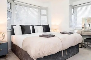 Private Gated Modern Home in Southampton - Estwood