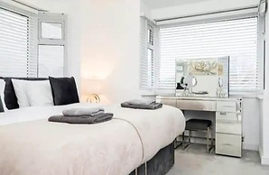 Private Gated Modern Home in Southampton - Estwood